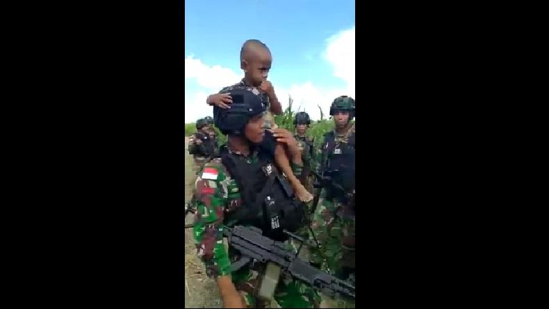 Seorang Anak di Kampung Pitewi Papua Menangis Histeris Ingin Ikut Satgas TNI ke Pos