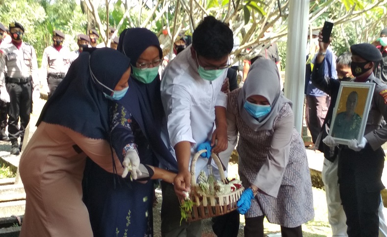 Upacara Pemakaman Suami Bupati Bogor Ade Yasin Digelar Secara Militer di TMP Pondok Rajeg