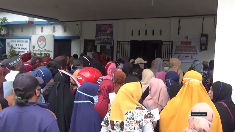 Pengambilan BLT di Kabupaten Maros Sulsel Berlangsung Tanpa Menerapkan Protokol Kesehatan, Warga Sulit Diatur