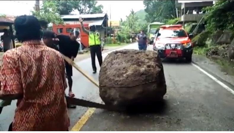 Batu Gunung Berukuran 1,5 Meter Jatuh Dari Bukit Karo Padang, Jalan Padang Menuju Painan Macet