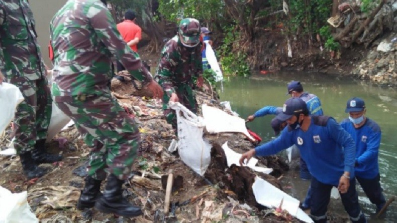 Sebanyak 2 Unit Ekskavator Ukuran Kecil Dikerahkan Keruk Lumpur di Kali Mampang Jaksel, Antisipasi Banjir