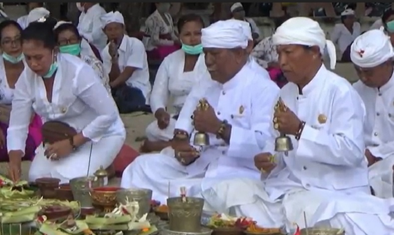 Pemprov Bali Meminta Penyelenggaraan Upacara Adat dan Keagamaan Digelar Dalam Jumlah Peserta yang Terbatas, Kegiatan Tajen Dihentikan Sementara