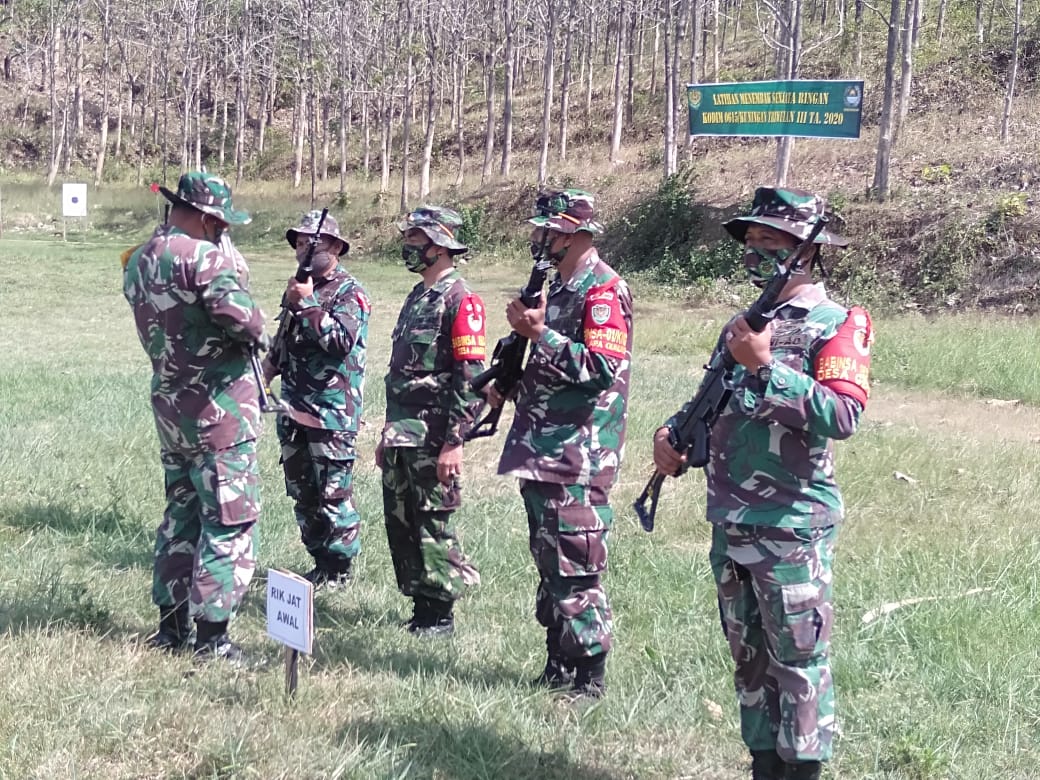 130 Anggota TNI Kodim 0615/Kuningan Ikuti Latihan Menembak