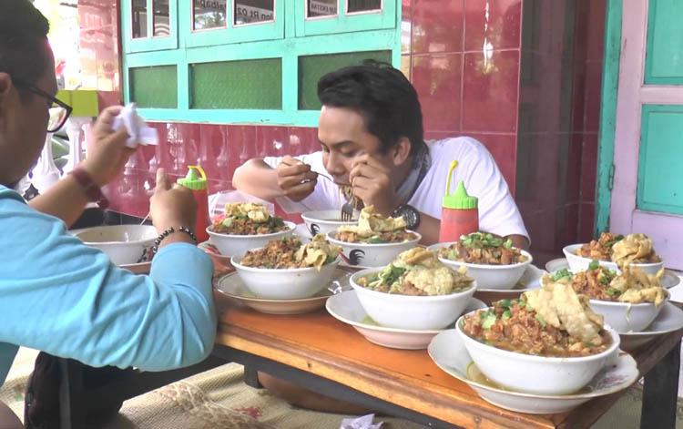 Sebuah Warung Mi Ayam di Kabupaten Bantul ini Virak dan Banyak Diburu Penikmat Kuliner, Pengunjung Ditantang Makan 5 Mangkuk Berhadiah Rp100.000