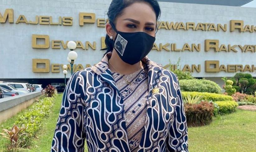 Krisdayanti Turut Memperingati Hari Batik Nasional yang Jatuh Hari ini, 'Warisan yang Wajib Dilestarikan'
