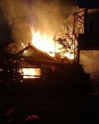 Rumah yang Ditempati 9 Orang Terbakar, Petugas Pemadam Jinakkan Api Kurang dari 2 Jam