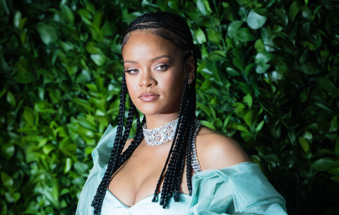 Namanya Menjadi Trending Topic, Rihanna Dikecam karena Pakai Lagu Berisi Hadis di Fashion Show Lingerie, Benarkah ??