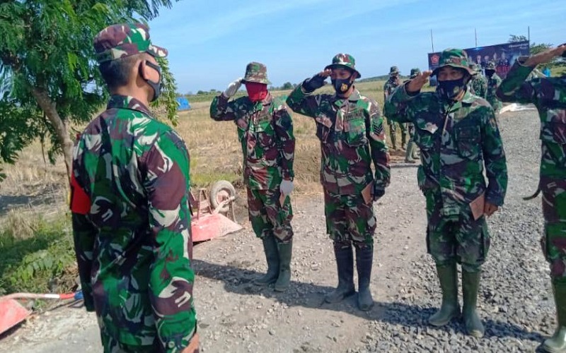 Tak Percaya Dengan Peristiwa Membahagiakan, 3 TNI Ini Panik Dipanggil Komandan saat Angkut Batu, Ternyata Dapat Kejutan Naik Pangkat