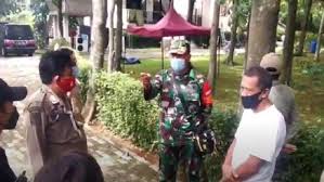 Petugas Gabungan Gugus Tugas Membubarkan Aktivitas Keramaian  Dalam Sebuah Vila Lokasi Syuting di Kabupaten Bogor
