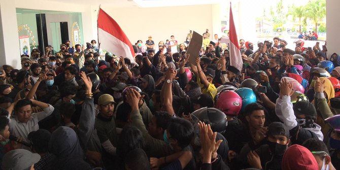 Buruh Menggelar Aksi Unjuk Rasa Meniolak UU Cipta Kerja di Sejumlah Daerah di Indonesia, Epidemiolog Sarankan Pendemo UU Cipta Kerja Tak Orasi