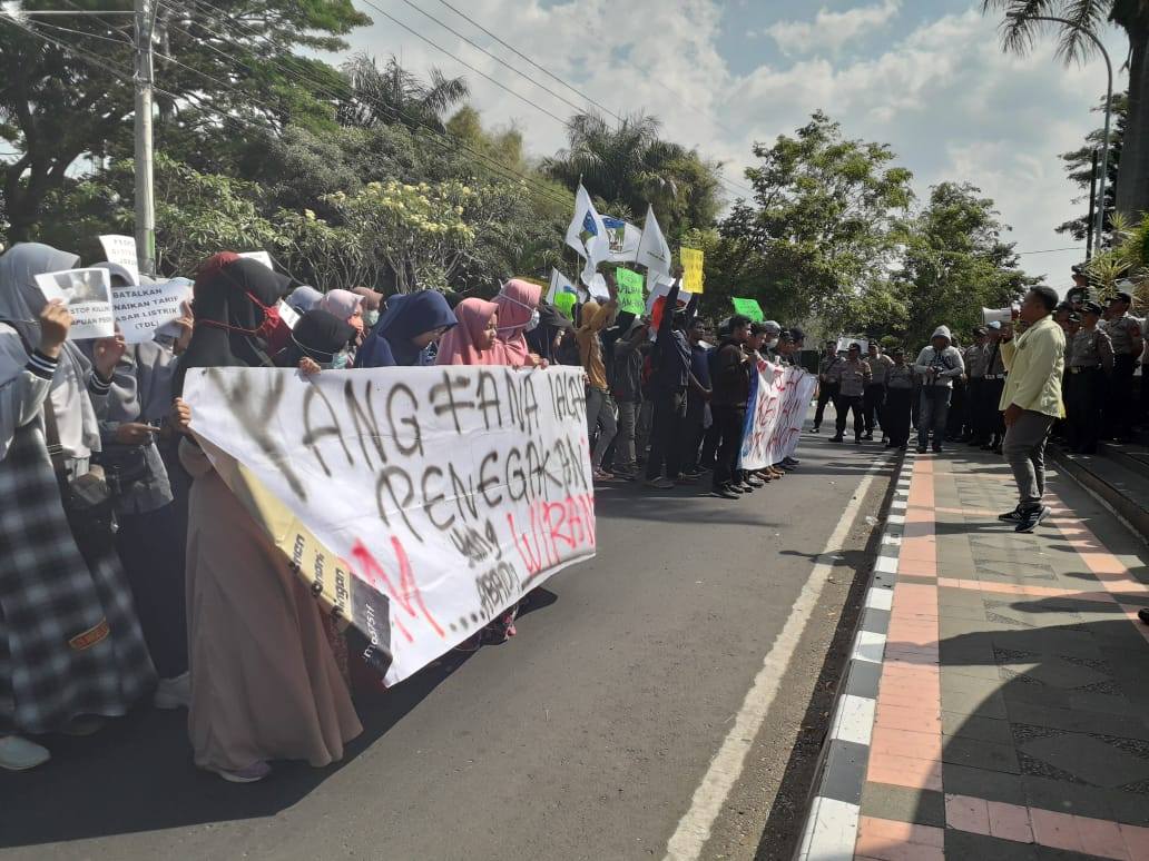 Aksi Unjuk Rasa Di Gedung DPRD Kuningan Nyaris Ricuh
