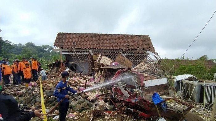 Kecelakaan Maut Truk Pengangkut Bawang Hantam Rumah, Sopir Tewas Terjepit