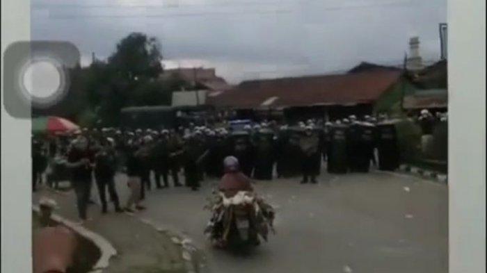 Emak-emak Naik Motor Curi Perhatian saat Demo, Terobos Barikade Polisi padahal Sedang Rusuh
