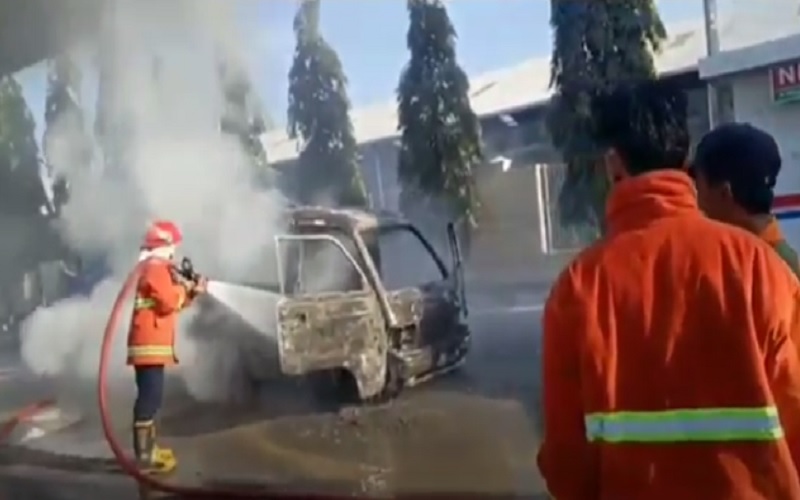 Sebuah Minibus Terbakar Saat Mengisi BBM di SPBU di Kota Pasuruan Jatim