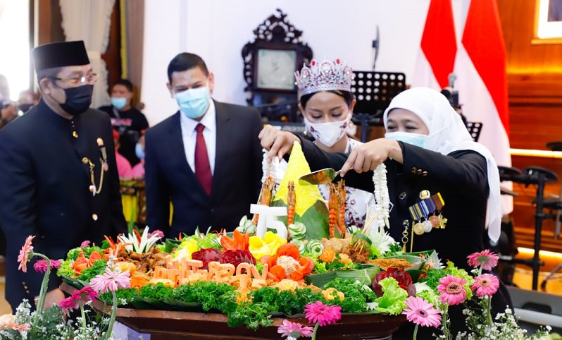 Pengendalian Covid-19, Presiden Jokowi Menyebut Provinsi Jatim Layak Dijadikan Percontohan Bagi Provinsi Lain, 'Ini Hadiah HUT ke-75 Provinsi' Ujar Khofifah