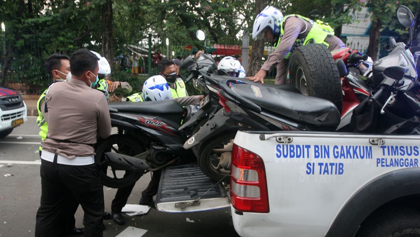 Polisi Mengamankan 69 Sepeda Motor yang Ditinggal Pemiliknya Saat  Demo Omnibus Law Cipta Kerja