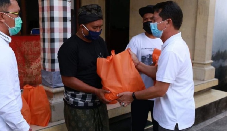 Bupati Klungkug Memberikan Bantuan Kepada Puluhan Warga Isolasi Mandiri di Nusa Penida