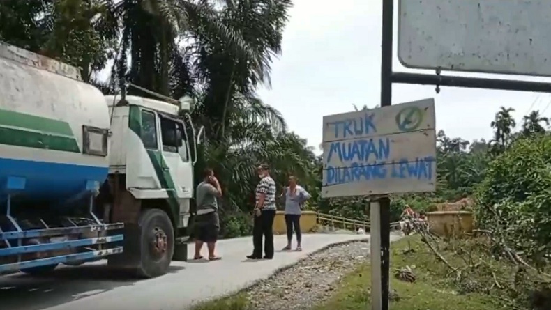Kondisi Jembatan Penghubung Menuju Objek Wisata Tangkahan di Kabupaten Langkat Nyaris Ambruk, Truk Dilarang Melintas