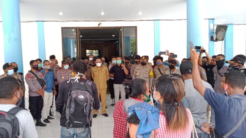 Puluhan Warga yang Merupakan Masyarkaat Asli Papua di Kabupaten Raja Ampat Mendatangi Kantor Bupati, Protes Hasil CPNS