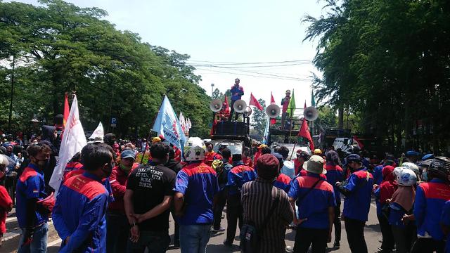 Ratusan Personel Kepolisian dan TNI Disiagakan Untuk Mengawal Masa Aksi Buruh dan Mahasiswa Menolak UU Cipta Kerja, Awasi Pelajar Ikut Demo