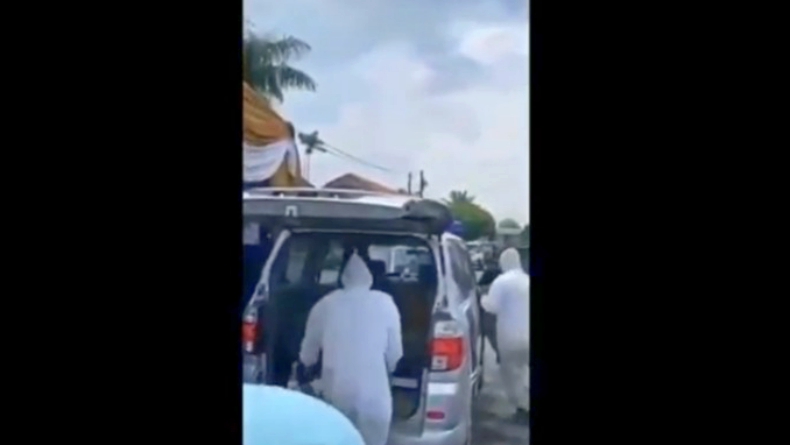 Polisi Telah Memeriksa Sopir Ambulans yang Viral Karena Mengangkut Seserahan Untuk Pernikahan di Palembang, Periksa Pemilik Hajatan Juga 