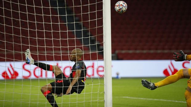 Viral 'Tendangan Gaib' Adrian di Ajax vs Liverpool