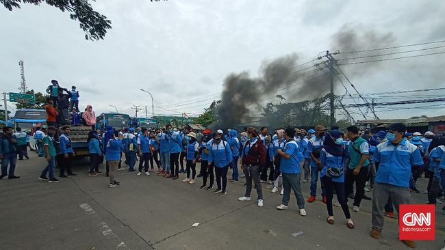 Tak Boleh ke Jakarta, Buruh Bakar Ban & Blokir Jalan Serang