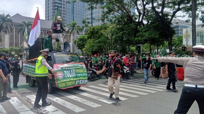 Massa Aksi yang Berasal dari FSPI Provinsi Banten Unjuk Rasa Menolak UU Cipta Kerja di Kawasan Patung Kuda, 'Kami Ingin Mengetuk Hati Presiden Jokowi'