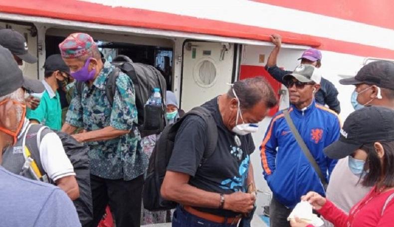 Dua Penumpang Kapal dari Raja Amat MAsuk Ke Kota Sorong Tidak Mempunyai Surat Izin, KTP Disita Satgas Covid-19 