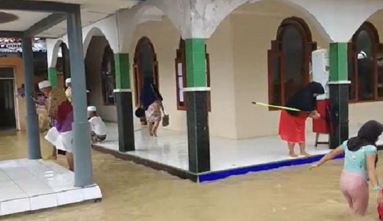 Warga Kabupaten Cianjur Membersihkan Rumah dan MAsjid Pascabanjir, Ketinggian Air Sudah Mulai Surut