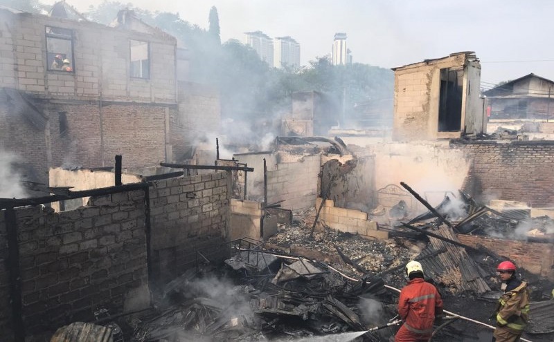 Dekat Dengan Mal Senayan City, Kebakaran Terjadi di Permukiman Jalan Simprug Jaksel, Hanguskan 25 Rumah