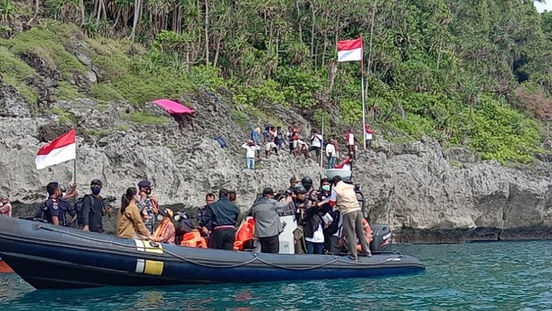 Menyambut Hari Sumpah Pemuda, Gubernur Maluku Murad Ismail Kibarkan Merah Putih di Perairan Perbatasan Negara