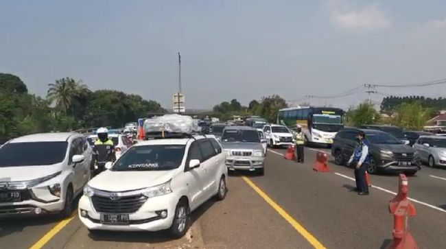 Macet, Jasa Marga Terapkan Contraflow Tol Jakarta-Cikampek