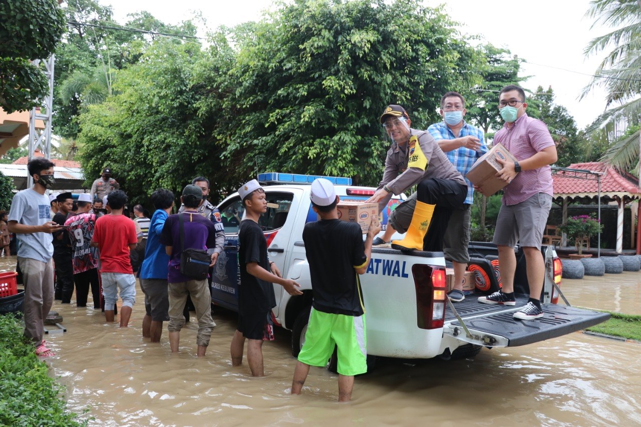 Menggunakan Kendaraan Patroli, Kapolres Kebumen Terjang Banjir Droping Bantuan kepada Santri 