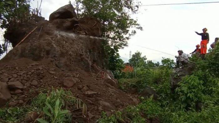 Sebuah Batu Besar yang Berada di Atas Bukit di Kampung Bungkil Tasikmalaya Dibongkar,  Mengancam Keselamatan Warga