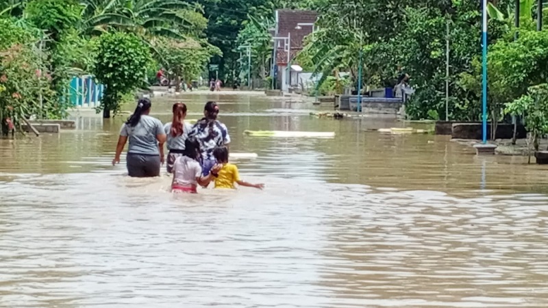 Banjir di Kecamatan Kwadungan Ngawi Makin Tinggi, Masyarakat Kini Waspada dan Siap Mengungsi