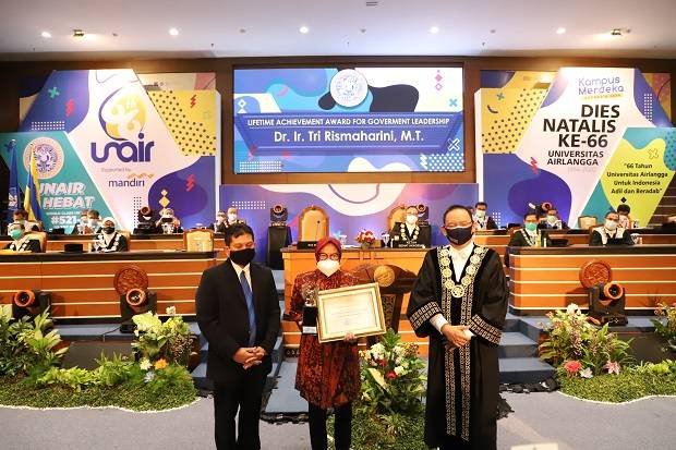 Kiprah dan Dedikasinya Sungguh Sangat Luar Biasa Kepada Kota Surabaya, Terima Penghargaan dari Unair, Wali Kota Risma Libatkan Perguruan Tinggi Urai Persoalan Kota
