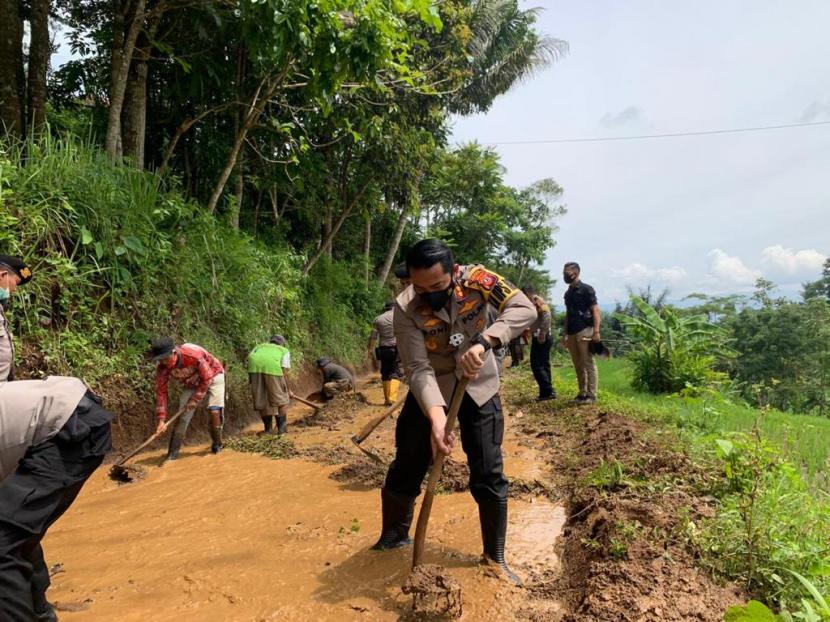 Bencana Tanah Longsor Terjadi di Sukamulya Garut, Tujuh Rumah Tertimbun