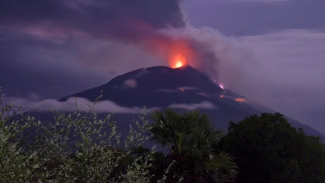 Gunung Ili Lewotolok Erupsi, Sinar Api Membubung 20 Meter