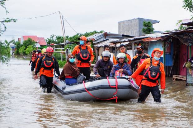 Memantau Langsung Beberapa Titik Lokasi Banjir di Kota Makassar, Wagub Sulsel Ajak Warga Bahu-membahu Bantu Korban Banjir