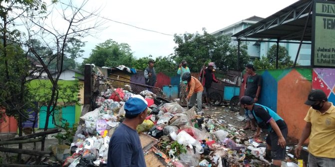Setelah Sempat Dua Hari Melakukan Aksi Mogok, Puluhan Sopir Truk Sampah di Jember Kembali Kerja
