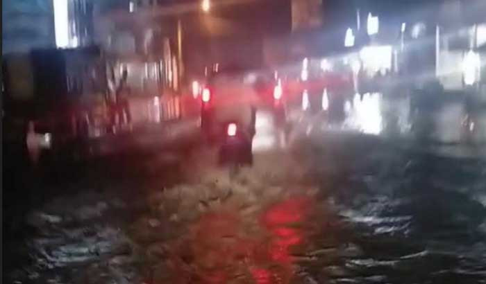 Hujan Mengguyur Semalaman Kota Depok, Kali Licin Meluap Banjiri Jalan Raya Sawangan Depok
