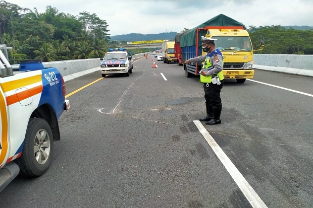 Mengalami Pecah Ban, Mobil Boks Terguling di Tol Semarang-Solo