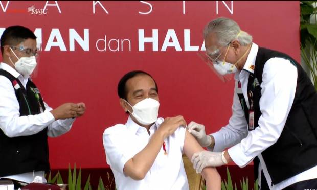 Presiden Jokowi Divaksin Covid-19, Begini Beragam Respons Netizen