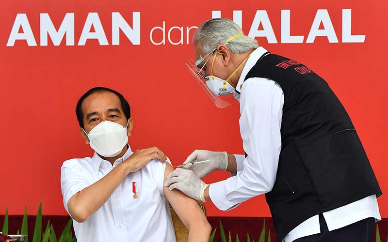Dokter Abdul Muthalib Akui Gemetaran saat Menyuntik Jokowi, 'Menyuntik Orang Pertama di Indonesia Tentunya Ada Rasa Gugup'