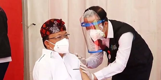 Gubernur Bali Wayan Koster Sempat Tegang Sebelum Disuntik Vaksin Covid-19