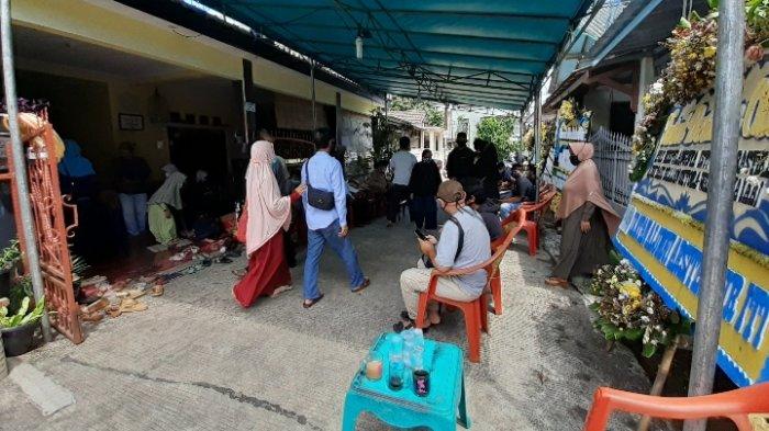 Jenazah Pramugari Korban Sriwijaya Air Teridentifikasi, Keluarga Kibarkan Bendera Kuning