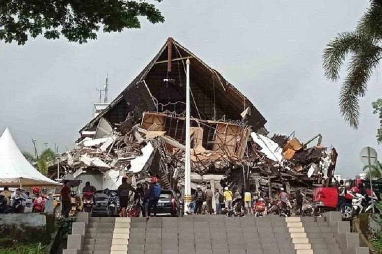 Pasca Gempa Berkekuatan 6,2 SR,  Dua Sekuriti Terjepit 12 Jam di Reruntuhan Gedung, Berhasil Dievakuasi