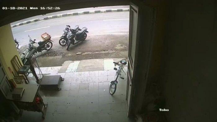 Pencurian Sepeda Motor di Indramayu Terekam CCTV, Hanya Beberapa Detik Kendaraan Dibawa Lari Pelaku