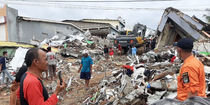 Tidak Layak Digunakan Lagi, Gedung Universitas Tomakaka yang rusak Akibat Gempa di Mamuju Dirobohkan